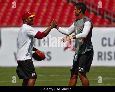 30. September 2012 - Tampa, FL, USA - der ehemalige Cheftrainer der Tampa Bay Buccaneers und aktuelle Washington Redskins Defensive Back Coach Raheem Morris schüttelt am Sonntag, den 30. September 2012, die Hände mit Quarterback Josh Freeman (5), bevor sich die beiden Teams im Raymond James Stadium in Tampa, Florida, treffen. (Bild: © Daniel Wallace/MCT/ZUMAPRESS.com) Stockfoto