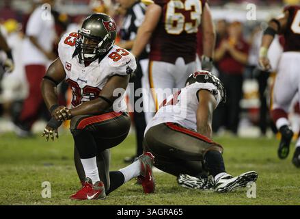 30. September 2012 - Tampa, FL, USA - Tampa Bay Buccaneers Defensive Tackle Gerald McCoy (93) nimmt sich einen Moment Zeit, bevor er aufsteht, nachdem die Washington Redskins am Sonntag, den 30. September 2012, im Raymond James Stadium in Tampa, Florida, ein 41-Yard-Field-Tor mit sieben Sekunden übrig hatten, um das Spiel zu gewinnen. Die Washington Redskins besiegten die Tampa Bay Buccaneers mit 24:22. (Bild: © Daniel Wallace/MCT/ZUMAPRESS.com) Stockfoto