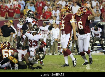 30. September 2012 - Tampa, FL, USA - Washington Redskins Kicker Billy Cundiff (5), Mitte, sieht seinen Siegerkick, als Punter Sav Rocca (6) in den letzten Sekunden des vierten Quartals am Sonntag, den 30. September 2012, im Raymond James Stadium in Tampa, Florida, feiert. Die Washington Redskins besiegten die Tampa Bay Buccaneers mit 24:22. (Kreditbild: © Dirk Shadd/MCT/ZUMAPRESS.com) Stockfoto