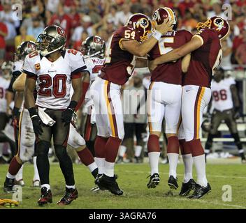 30. September 2012 - Tampa, FL, USA - Tampa Bay Buccaneers Cornerback Ronde Barber (20) sieht zu, wie Washington Redskins Langschnapper Justin Snow (54) mit Kicker Billy Cundiff (5), Center und Punter Sav Rocca (6) in den letzten Sekunden des vierten Quartals am Sonntag, 30. September 2012, im Raymond James Stadium in Tampa, Florida, Florida, feiert. Die Washington Redskins besiegten die Tampa Bay Buccaneers mit 24:22. (Kreditbild: © Dirk Shadd/MCT/ZUMAPRESS.com) Stockfoto