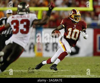 30. September 2012 - Tampa, FL, USA - Washington Redskins Quarterback Robert Griffin III (10) krabbelt am Sonntag, den 30. September 2012, 15 Meter auf der letzten Redskins-Fahrt des Spiels im Raymond James Stadium in Tampa, Florida. Die Washington Redskins besiegten die Tampa Bay Buccaneers mit 24:22. (Bild: © Daniel Wallace/MCT/ZUMAPRESS.com) Stockfoto