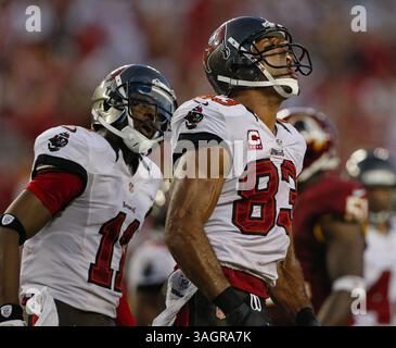 30. September 2012 - Tampa, FL, USA - Tampa Bay Buccaneers Wide Receiver Tiquan Underwood (11), links, blickt auf Wide Receiver Vincent Jackson (83), während Jackson einen 22-Yard-Gewinn feiert und im vierten Quartal am Sonntag, den 30. September 2012, im Raymond James Stadium in Tampa, Florida einen Touchdown für Bucs aufbaut. Die Washington Redskins besiegten die Tampa Bay Buccaneers mit 24:22. (Bild: © Daniel Wallace/MCT/ZUMAPRESS.com) Stockfoto