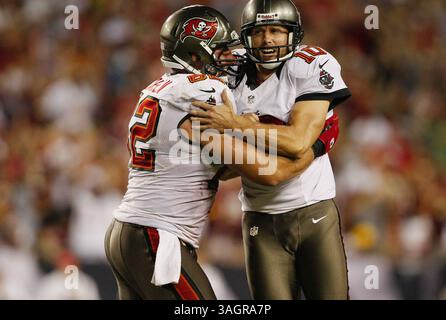 30. September 2012 - Tampa, FL, USA - der Kicker Connor Barth (10) von Tampa Bay Buccaneers feiert am Sonntag, den 30. September 2012, im Raymond James Stadium in Tampa, Florida, ein 47-Yard-Tor. Die Washington Redskins besiegten die Tampa Bay Buccaneers mit 24:22. (Bild: © Daniel Wallace/MCT/ZUMAPRESS.com) Stockfoto