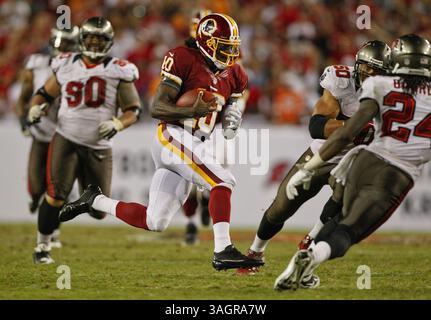 30. September 2012 - Tampa, FL, USA - Washington Redskins Quarterback Robert Griffin III (10) krabbelt am Sonntag, den 30. September 2012, 15 Meter auf der letzten Redskins-Fahrt des Spiels im Raymond James Stadium in Tampa, Florida. Die Washington Redskins besiegten die Tampa Bay Buccaneers mit 24:22. (Bild: © Daniel Wallace/MCT/ZUMAPRESS.com) Stockfoto