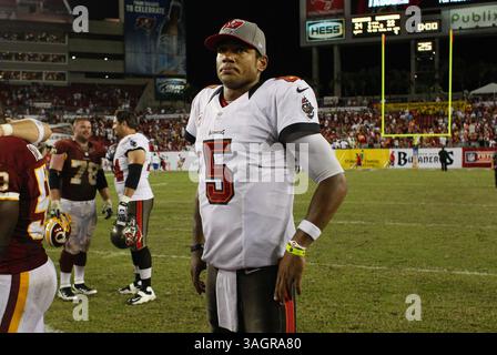 30. September 2012 - Tampa, FL, USA - Tampa Bay Buccaneers Quarterback Josh Freeman (5) steht am Sonntag, den 30. September 2012 im Raymond James Stadium in Tampa, Florida für einen kurzen Moment allein. Die Washington Redskins besiegten die Tampa Bay Buccaneers mit 24:22. (Bild: © Daniel Wallace/MCT/ZUMAPRESS.com) Stockfoto