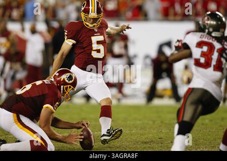 30. September 2012 - Tampa, FL, USA - Washington Redskins Kicker Billy Cundiff (5) schlägt ein 41-Yard-Field-Tor mit sieben Sekunden, um das Spiel zu gewinnen, da Sav Rocca (6) den Ball am Sonntag, den 30. September 2012, im Raymond James Stadium in Tampa, Florida, hält. Die Washington Redskins besiegten die Tampa Bay Buccaneers mit 24:22. (Bild: © Daniel Wallace/MCT/ZUMAPRESS.com) Stockfoto