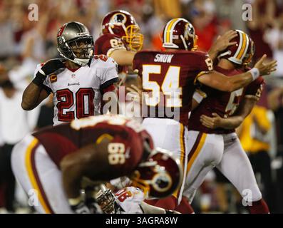 30. September 2012 - Tampa, FL, USA - Tampa Bay Buccaneers Cornerback Ronde Barber (20) reagiert, als die Washington Redskins am Sonntag, den 30. September 2012, im Raymond James Stadium in Tampa, Florida, ein 41-Yard-Field-Tor von Kicker Billy Cundiff (5) feiern. Die Washington Redskins besiegten die Tampa Bay Buccaneers mit 24:22. (Bild: © Daniel Wallace/MCT/ZUMAPRESS.com) Stockfoto