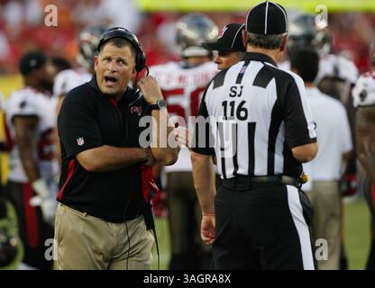 30. September 2012 - Tampa, FL, USA - Tampa Bay Buccaneers Cheftrainer Greg Schiano spricht mit den Beamten, bevor er am Sonntag, 30. September 2012, im Raymond James Stadium in Tampa, Florida, ein Spiel mit den Washington Redskins als Vorwärtspass herausforderte. Die Washington Redskins besiegten die Tampa Bay Buccaneers mit 24:22. (Bild: © Daniel Wallace/MCT/ZUMAPRESS.com) Stockfoto