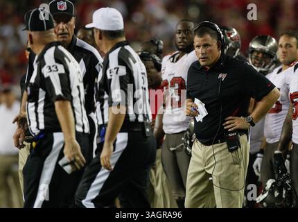 30. September 2012 - Tampa, FL, USA - Tampa Bay Buccaneers Cheftrainer Greg Schiano hört zu, wie Beamte nach einer Herausforderung der Washington Redskins im vierten Quartal wieder ins Feld zurückkehren. Am Sonntag, 30. September 2012, im Raymond James Stadium in Tampa, Florida. Die Washington Redskins besiegten die Tampa Bay Buccaneers mit 24:22. (Bild: © Daniel Wallace/MCT/ZUMAPRESS.com) Stockfoto