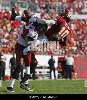 30. September 2012 - Tampa, FL, USA - Tampa Bay Buccaneers Safety Mark Barron (24) schlägt Washington Redskins Quarterback Robert Griffin III (10) im zweiten Quartal in den Boden und bringt am Sonntag, den 30. September 2012, eine unnötige Rauheitsstrafe für 15 Yards im Raymond James Stadium in Tampa, Florida. Die Washington Redskins besiegten die Tampa Bay Buccaneers mit 24:22. (Bild: © Daniel Wallace/MCT/ZUMAPRESS.com) Stockfoto