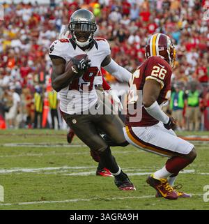 30. September 2012 - Tampa, FL, USA - Tampa Bay Buccaneers Wide Receiver Mike Williams (19) versucht Washington Redskins Cornerback Josh Wilson (26) zu schütteln, als er im dritten Quartal einen 65-Yard-Gewinn erzielt und am Sonntag, den 30. September 2012, im Raymond James Stadium in Tampa, Florida, eine Touchdown-Fahrt aufbaut. Die Washington Redskins besiegten die Tampa Bay Buccaneers mit 24:22. (Bild: © Daniel Wallace/MCT/ZUMAPRESS.com) Stockfoto