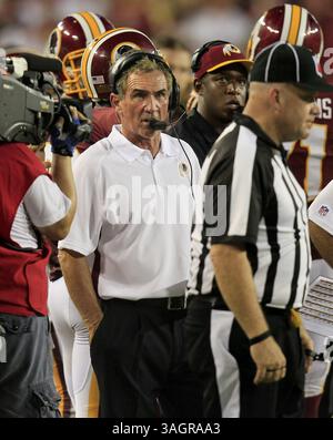 30. September 2012 - Tampa, FL, USA - Washington Redskins-Cheftrainer Mike Shanahan an an der Seitenlinie während einer Bucs-Challenge auf einem Rausch von Quarterback Robert Griffin III (10) während der Action im vierten Quartal am Sonntag, 30. September 2012, im Raymond James Stadium in Tampa, Florida. Die Washington Redskins besiegten die Tampa Bay Buccaneers mit 24:22. (Kreditbild: © Dirk Shadd/MCT/ZUMAPRESS.com) Stockfoto