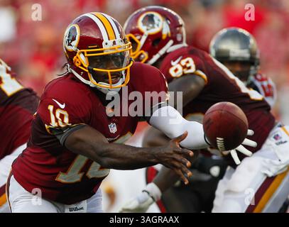 30. September 2012 - Tampa, FL, USA - Washington Redskins Quarterback Robert Griffin III (10) stellt im dritten Quartal am Sonntag, 30. September 2012, im Raymond James Stadium in Tampa, Florida, den Ball zurück auf Evan Royster (22). Die Washington Redskins besiegten die Tampa Bay Buccaneers mit 24:22. (Bild: © Daniel Wallace/MCT/ZUMAPRESS.com) Stockfoto