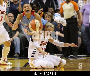 1. Oktober 2012 - Indianapolis, Indiana, Vereinigte Staaten - 28. September 2012 - Indianapolis, Indiana, Vereinigte Staaten - 28. September 2012: Indiana Fever g-f Katie Douglas (23) und Atlanta Dream g-f Armintie Price (22) kämpfen um einen losen Ball während eines Spiels zwischen den Atlanta Dream und dem Indiana Fever im Bankers Life Fieldhouse in Indianapolis, Indiana. Atlanta Beat the Fever 75-66.(Credit Image: © Pat Lovell/Cal Sport Media/ZUMAPRESS.com) Stockfoto