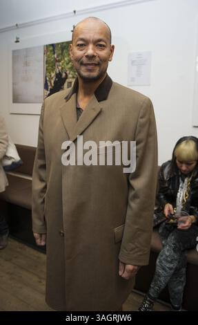 9. Oktober 2012 - London, Großbritannien - Roland Gift Fine Young Cannibals Frontmann in der Milkbar, Bateman St., in Soho, London am 9. Oktober 2012...Eine Fotografie-Ausstellung von Ki Price mit dem Titel ''Civil Unrest'' öffnet 6 Wochen lang...zu den Höhepunkten zählt das berühmte Foto von Charlie Gilmour, das aus Cenotaph schwingt und zu einem Preis von 1600 £ Ã‚Â.Ein Gefängniswagen kommt an, um Mark Bridger von der Aberystwyth Polizei am 8. Oktober 2012 abzuholen. Bridger wird wegen Mordes 5-Jahres-Jones angeklagt, zusammen mit Entführung und der Vergeltung und der Vergeltung der Gerechtigkeit... Foto von Ki Price. (Kreditbild: © Ki Price Stockfoto