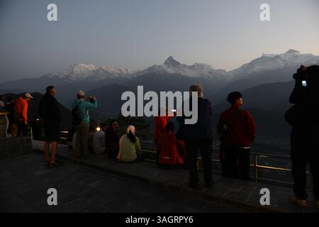 Touristen genießen die Aussicht auf die Annapurna Berge vom Aussichtspunkt in Sarangkot in der Nähe von Pokhara, Nepal. Stockfoto