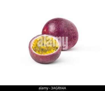 Passionsfrüchte isoliert. Maracuya und eine Hälfte isoliert. Granadilla und einen Schnitt. Stockfoto