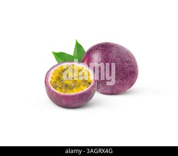 Lila Passionsfrucht, halbiert geschnitten und grünes Blatt isoliert. Maracuya isoliert mit Blättern. Stockfoto