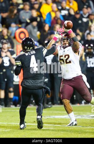 11. Oktober 2012: Boulder, CO, Vereinigte Staaten von Amerika - 11. Oktober 2012: Arizona State Defender Carl Bradford (52) batsdwon einen Pass durch Colorado Quarterback Jordan Webb (4) im Folsom Field. ASU gewann 51-17.(Bild: © Derek Regensburger/Cal Sport Media/ZUMAPRESS.com) Stockfoto