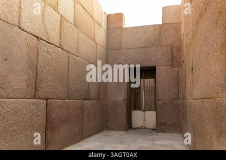 Kairo, Ägypten; 20. Januar 2024: Erobern Sie den Heiligen Tempel der Sphinx, eingebettet in die Pyramiden von Gizeh, ein Zeugnis für die Größe des pharaonischen Ägyptens. Stockfoto