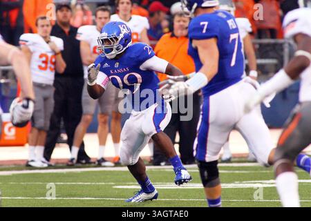 13. Oktober 2012: Lawrence, Kansas, Vereinigte Staaten von Amerika – Kansas Jayhawks, der sich in der zweiten Spielhälfte um die Yardage dreht. Die Cowboys besiegen die Jayhawks 20-14 im Memorial Stadium. (Bild: © Jacob Paulsen/ZUMAPRESS.com) Stockfoto