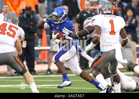 13. Oktober 2012: Lawrence, Kansas, Vereinigte Staaten von Amerika – Kansas Jayhawks, der sich in der zweiten Spielhälfte um die Yardage dreht. Die Cowboys besiegen die Jayhawks 20-14 im Memorial Stadium. (Bild: © Jacob Paulsen/ZUMAPRESS.com) Stockfoto