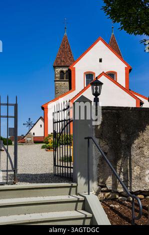 Sankt Peter und Paul, Insel Reichenau, Baden-Württemberg, Deutschland Friedhof und Kirche Sankt Peter und Paul, ein romanischer Sakralbau in Niederzell auf der Insel Reichenau, Bodensee, Baden-Württemberg, Deutschland, seit 2000 Weltkulturerbe der UNESCO. Stockfoto