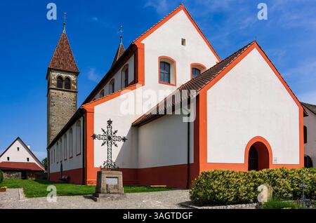 Sankt Peter und Paul, Insel Reichenau, Baden-Württemberg, Deutschland Friedhof und Kirche Sankt Peter und Paul, ein romanischer Sakralbau in Niederzell auf der Insel Reichenau, Bodensee, Baden-Württemberg, Deutschland, seit 2000 Weltkulturerbe der UNESCO. Stockfoto