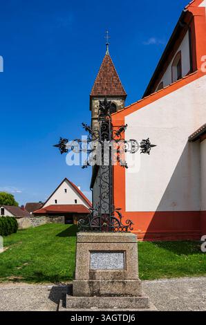 Sankt Peter und Paul, Insel Reichenau, Baden-Württemberg, Deutschland Friedhof und Kirche Sankt Peter und Paul, ein romanischer Sakralbau in Niederzell auf der Insel Reichenau, Bodensee, Baden-Württemberg, Deutschland, seit 2000 Weltkulturerbe der UNESCO. Stockfoto