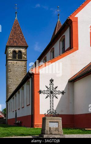 Sankt Peter und Paul, Insel Reichenau, Baden-Württemberg, Deutschland Friedhof und Kirche Sankt Peter und Paul, ein romanischer Sakralbau in Niederzell auf der Insel Reichenau, Bodensee, Baden-Württemberg, Deutschland, seit 2000 Weltkulturerbe der UNESCO. Stockfoto