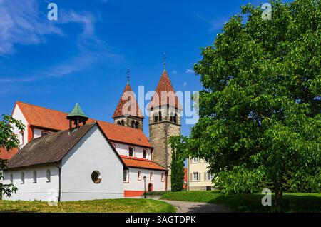 Sankt Peter und Paul, Insel Reichenau, Baden-Württemberg, Deutschland Kirche Sankt Peter und Paul, ein romanischer Sakralbau in Niederzell auf der Insel Reichenau, Bodensee, Baden-Württemberg, Deutschland, seit 2000 Weltkulturerbe der UNESCO. Stockfoto