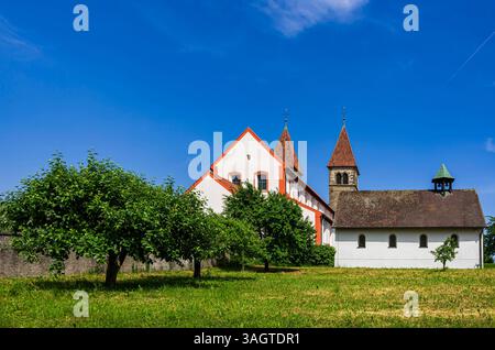 Sankt Peter und Paul, Insel Reichenau, Baden-Württemberg, Deutschland Kirche Sankt Peter und Paul, ein romanischer Sakralbau in Niederzell auf der Insel Reichenau, Bodensee, Baden-Württemberg, Deutschland, seit 2000 Weltkulturerbe der UNESCO. Stockfoto