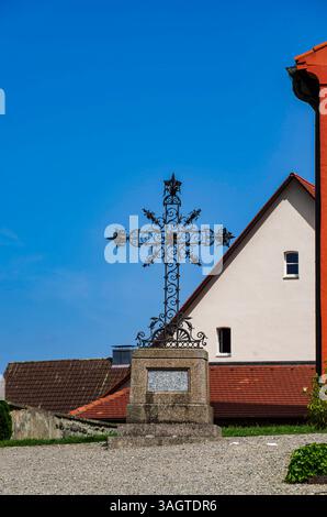 Sankt Peter und Paul, Insel Reichenau, Baden-Württemberg, Deutschland Friedhof und Kirche Sankt Peter und Paul, ein romanischer Sakralbau in Niederzell auf der Insel Reichenau, Bodensee, Baden-Württemberg, Deutschland, seit 2000 Weltkulturerbe der UNESCO. Stockfoto