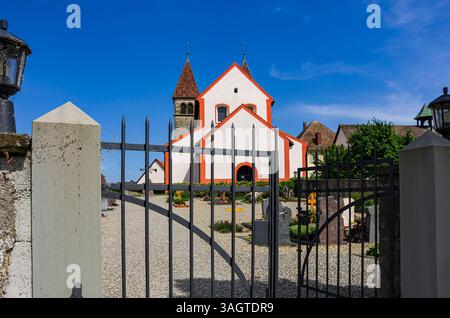 Sankt Peter und Paul, Insel Reichenau, Baden-Württemberg, Deutschland Friedhof und Kirche Sankt Peter und Paul, ein romanischer Sakralbau in Niederzell auf der Insel Reichenau, Bodensee, Baden-Württemberg, Deutschland, seit 2000 Weltkulturerbe der UNESCO. Stockfoto