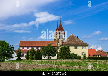 Sankt Peter und Paul, Insel Reichenau, Baden-Württemberg, Deutschland Kirche Sankt Peter und Paul, ein romanischer Sakralbau in Niederzell auf der Insel Reichenau, Bodensee, Baden-Württemberg, Deutschland, seit 2000 Weltkulturerbe der UNESCO. Stockfoto