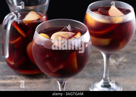 Erfrischende Sommer-Zitrusfrucht Sangria in Kristallglas auf Holztisch Stockfoto