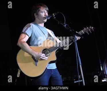 23. Oktober 2009: Raleigh, North Carolina; USA: Der Musiker MIKE DONEHEY von der Band Tenth Avenue North aka 10th Ave North tritt live auf, während seine Tour 2009 einen Halt in der Dorton Arena im Rahmen der North Carolina State Fair in Raleigh macht. Copyright 2009 Jason Moore. (Bild: © Jason Moore/ZUMA Press) Stockfoto