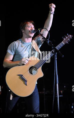 23. Oktober 2009: Raleigh, North Carolina; USA: Der Musiker MIKE DONEHEY von der Band Tenth Avenue North aka 10th Ave North tritt live auf, während seine Tour 2009 einen Halt in der Dorton Arena im Rahmen der North Carolina State Fair in Raleigh macht. Copyright 2009 Jason Moore. (Bild: © Jason Moore/ZUMA Press) Stockfoto