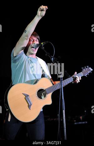 23. Oktober 2009: Raleigh, North Carolina; USA: Der Musiker MIKE DONEHEY von der Band Tenth Avenue North aka 10th Ave North tritt live auf, während seine Tour 2009 einen Halt in der Dorton Arena im Rahmen der North Carolina State Fair in Raleigh macht. Copyright 2009 Jason Moore. (Bild: © Jason Moore/ZUMA Press) Stockfoto