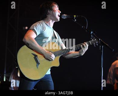 23. Oktober 2009: Raleigh, North Carolina; USA: Der Musiker MIKE DONEHEY von der Band Tenth Avenue North aka 10th Ave North tritt live auf, während seine Tour 2009 einen Halt in der Dorton Arena im Rahmen der North Carolina State Fair in Raleigh macht. Copyright 2009 Jason Moore. (Bild: © Jason Moore/ZUMA Press) Stockfoto