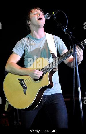 23. Oktober 2009: Raleigh, North Carolina; USA: Der Musiker MIKE DONEHEY von der Band Tenth Avenue North aka 10th Ave North tritt live auf, während seine Tour 2009 einen Halt in der Dorton Arena im Rahmen der North Carolina State Fair in Raleigh macht. Copyright 2009 Jason Moore. (Bild: © Jason Moore/ZUMA Press) Stockfoto