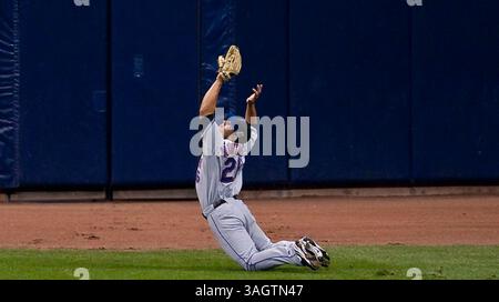 30. Juni 2009 - Milwaukee, WI. Miller Park..New York Mets Center Fielder Fernando Martinez #26 rutscht aus und verpasst diesen Fliegenball..Milwaukee Brewers gewann die New York Mets 6-3..Mike McGinnis / CSM (Credit Image: © Mike McGinnis/Cal Sport Media/ZUMA Press) Stockfoto