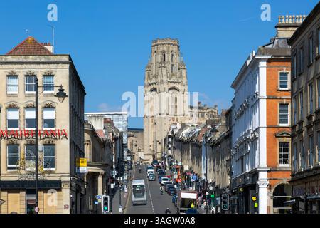 Blick auf die Park Street zum Turm des Wills Memorial Building, Stadtzentrum von Bristol, England, Großbritannien Stockfoto