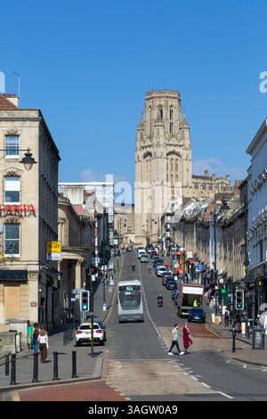 Blick auf die Park Street zum Turm des Wills Memorial Building, Stadtzentrum von Bristol, England, Großbritannien Stockfoto