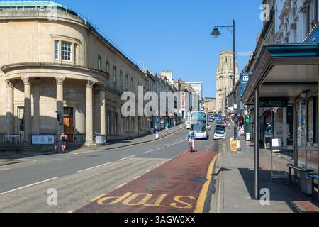 Blick auf die Park Street zum Turm des Wills Memorial Building, Stadtzentrum von Bristol, England, Großbritannien Stockfoto