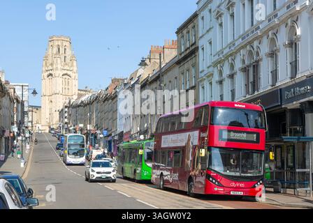 Blick auf die Park Street zum Turm des Wills Memorial Building, Stadtzentrum von Bristol, England, Großbritannien Stockfoto