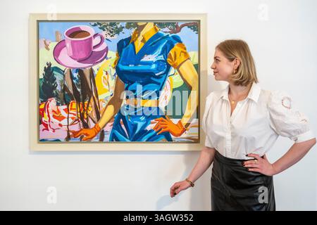 London, Großbritannien. 9. April 2025. Ein Mitarbeiter imitiert „Pink Cup“, 2025, bei einer Vorschau von David Salle: Some Versionen von Pastoral, der ersten britischen Ausstellung des neuesten Werkes des amerikanischen Künstlers, das Gemälde umfasst, unterstützt durch den Einsatz künstlicher Intelligenz als Werkzeug, das auf seinen eigenen früheren Werken trainiert wurde, um dynamischere und konzeptuell reichhaltigere Kompositionen zu schaffen als zuvor. Die Show findet vom 10. April bis 8. Juni 2025 in der Galerie Thaddaeus Ropac in Mayfair statt. Quelle: Stephen Chung / Alamy Live News Stockfoto