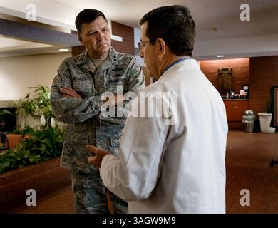 Generalmajor Brad Heithold der US-Luftwaffe spricht am Donnerstag, 23. Juli 2009, mit dem Vaskularchirurgen Dr. David Dawson (cq) der UC Davis Medical Center in Sacramento. Der US Air Force Airman Colton Read verlor kürzlich seine Beine aufgrund eines entscheidenden Fehlers während einer routinemäßigen Gallenblasenoperation auf der Travis Air Base. Heithold ist sein Kommandant und Dawson ist sein Arzt am UCDMC. (Kreditbild: © Sacramento Bee/ZUMA Press) Stockfoto