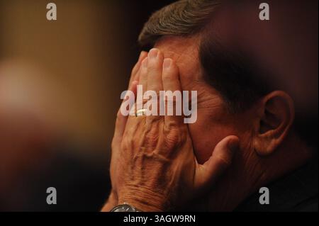 Senator Mark Desaulnier, R-Concord, zeigt die Belastung von mehr als 12 Stunden im senat. Die Senatsmitglieder stimmten am Freitag, den 24. Juli 2009, in den Senatskammern des Kapitols in Sacramento über 30 Haushaltsgesetze ab. (Kreditbild: © Sacramento Bee/ZUMA Press) Stockfoto