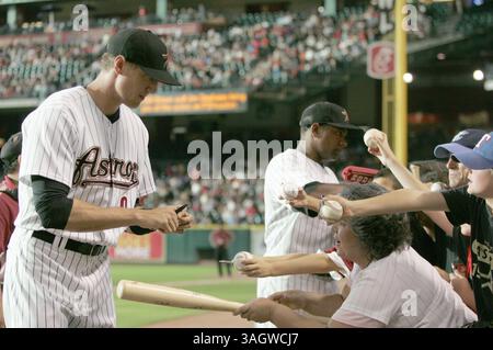 22. Juli 2009: Houston Astros Right Fielder Hunter Pence und Houston Astros Shortstop Miguel Tejada unterzeichnen Autogramme vor dem Spiel. Die Houston Astros besiegten die St. Louis Cardinals 4-3 im Minute Maid Park in Houston, Texas. Margaret Bowles/CSM (Bild: © Margaret Bowles/Cal Sport Media/ZUMA Press) Stockfoto
